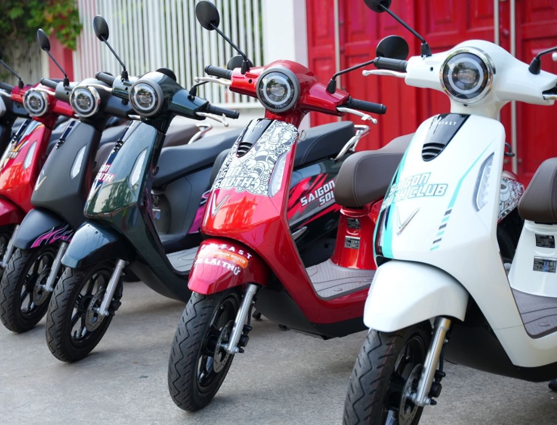 Xe máy điện nên pin lithium hay ắc quy